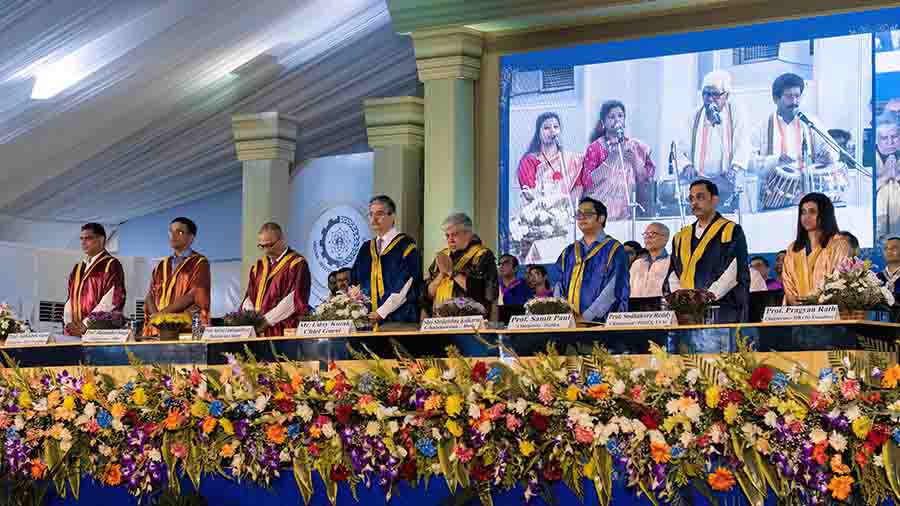Indian Institute of Management Calcutta hosted its 59th Annual Convocation 2024 in a traditional way on its Joka campus on April 6. The grand ceremony began with the introduction of the chief guest and the presentation of the annual report by Saibal Chattopadhyay, director-in-charge, IIM Calcutta