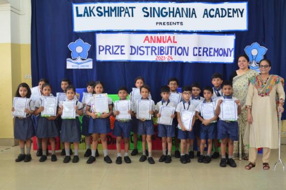 Pre-primary winners with Director Meena Kak and Incharge Mitali Mukhopadhyay.