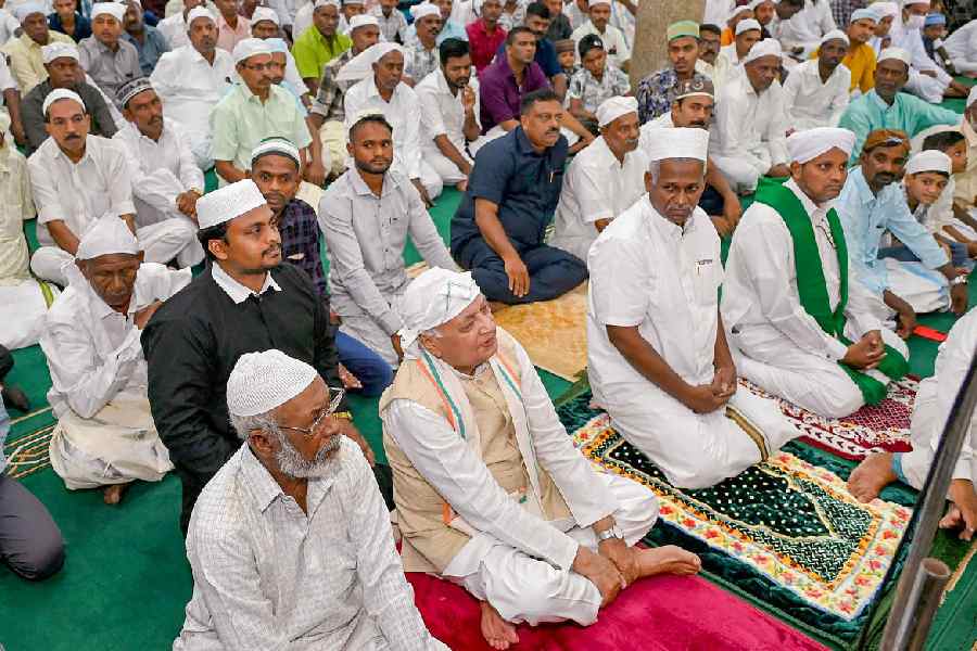 Eid Ul Fitr | In pictures: Eid-ul-Fitr celebrated with traditional zeal ...