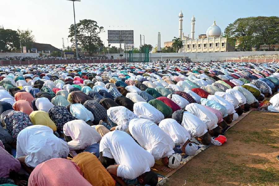 Eid Ul Fitr | In pictures: Eid-ul-Fitr celebrated with traditional zeal ...