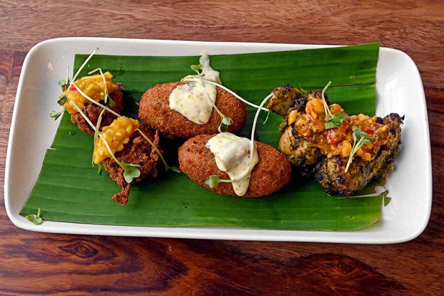 The menu also features come innovative contemporary dishes such as Kancha Lanka Murgi with Aam Kasundi Sauce, and Kachki Macher Pakoda with Mango Salsa in the appetisers 