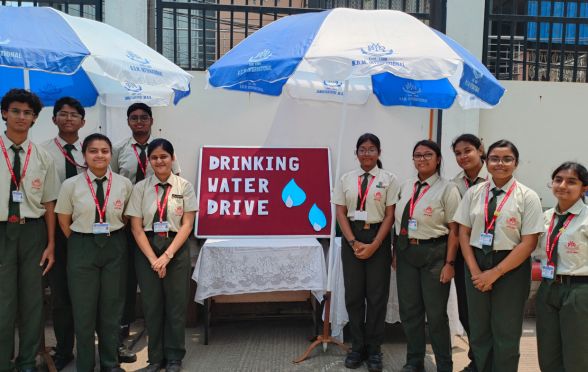 This noble initiative drew the attention of all and sundry and the pedestrians wholeheartedly thanked the interactors for this benevolent act of quenching their thirst in the sultry afternoon