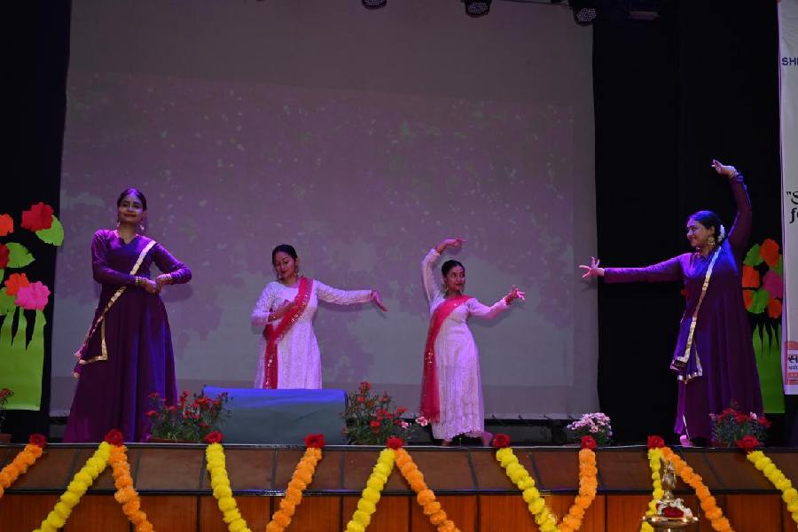 Shri Shikshayatan alumni members present a dance