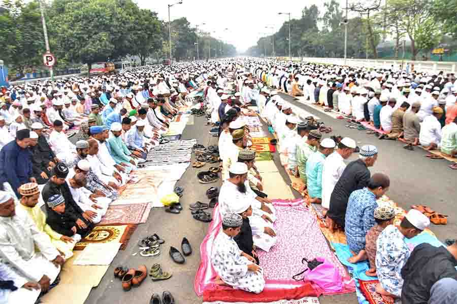 Lakhs of Muslims congregate at Red Road to join in the Eid prayers on Thursday morning