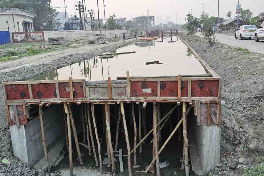 Concrete slabs being laid over the periphery canal on the other side of the main road in Action Area III. This will become a lane of the ring road being planned around Shukhobrishti complex.