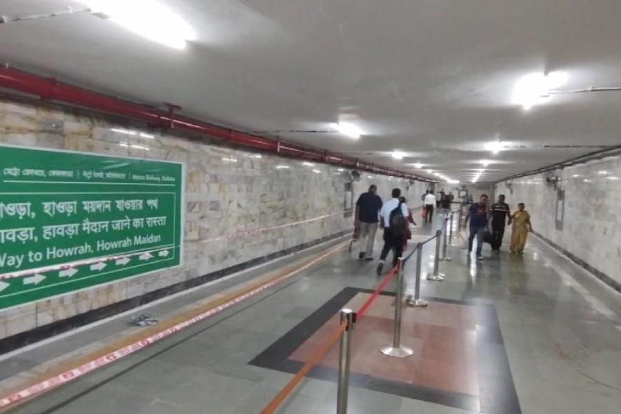 A divider in the subway that connects the Esplanade stations of the east-west and north-south corridors.