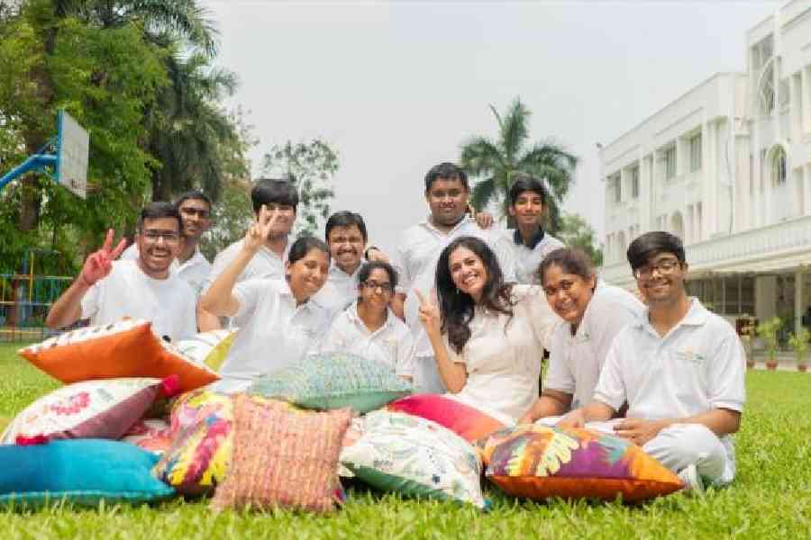 Neha Jhunjhunwala (third from right) with the talented children of Manovikas Kendra and their art pieces