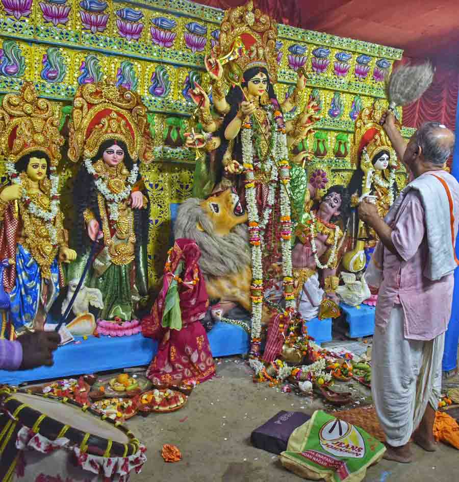  Basanti Puja aarti was conducted at Kumartuli on Monday. The four-day puja began on Apr 14, 2024  