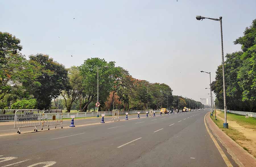 The hot and humid weather condition is likely to prevail between April 17 and 21. The otherwise bustling stretch of Red Road where the iconic Victoria Memorial, Maidan, Eden Gardens are situated looks like a bandh day or as if a curfew has been imposed  