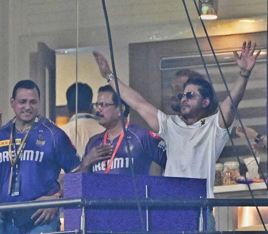 Shah Rukh Khan graced the KKR vs RR match on Tuesday at Eden Gardens. King Khan was spotted cheering for his team. However, KKR lost the match to Rajasthan Royals by 2 wickets. The match went down to the last ball  