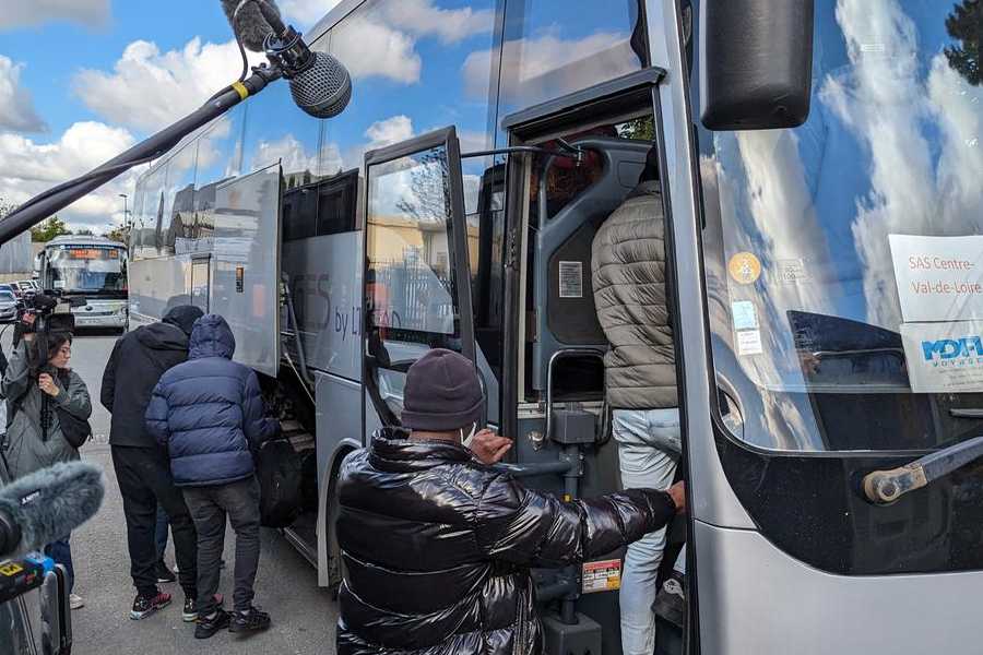 Several buses were on site to bring migrants to other cities