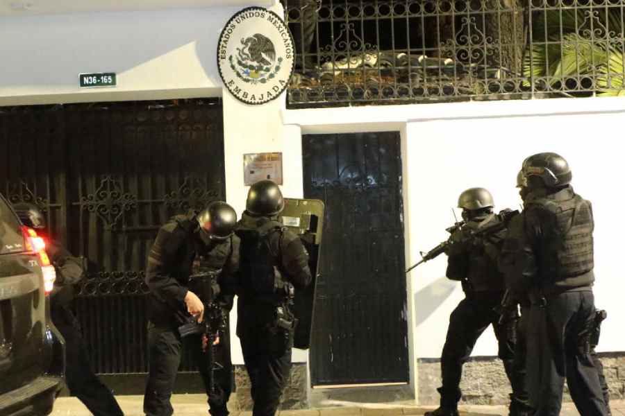 Ecuadorian police forces prepare to enter the Mexican embassy in Quito to arrest Ecuador’s former vice-president, Jorge Glas, on April 5, 2024