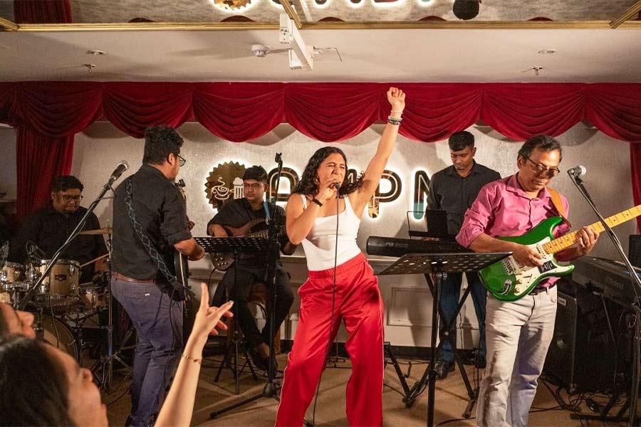 Samara Mehta Vyas performing at AMPM Kolkata with Generations Apart