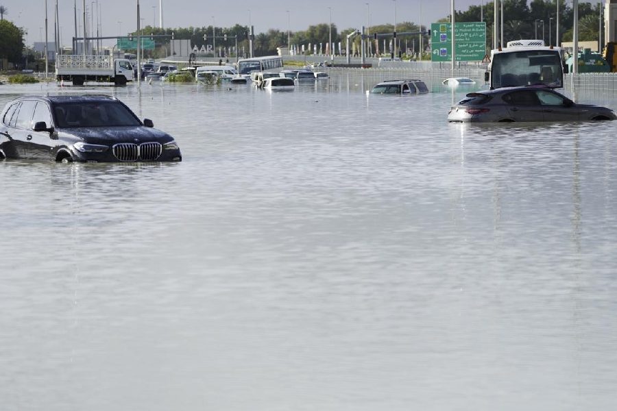  Three killed in UAE as result of heavy flooding caused by record-setting rains