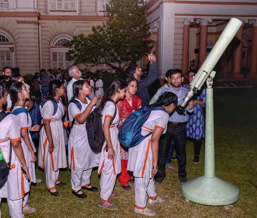 The ongoing heatwave could not deter eager participation from students of several city schools. Astro nights will continue till April 21 evening