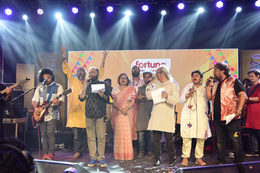 While each day of the event culminated with band performances from Durnibar and other musicians on day one, the folk band Dohar on day two, the grand finale paid a tribute to 50 years of Mohiner Ghoraguli. Anindya Chatterjee, Sidhu, Soumitra Ray and other noted names wrapped the event on a musical note