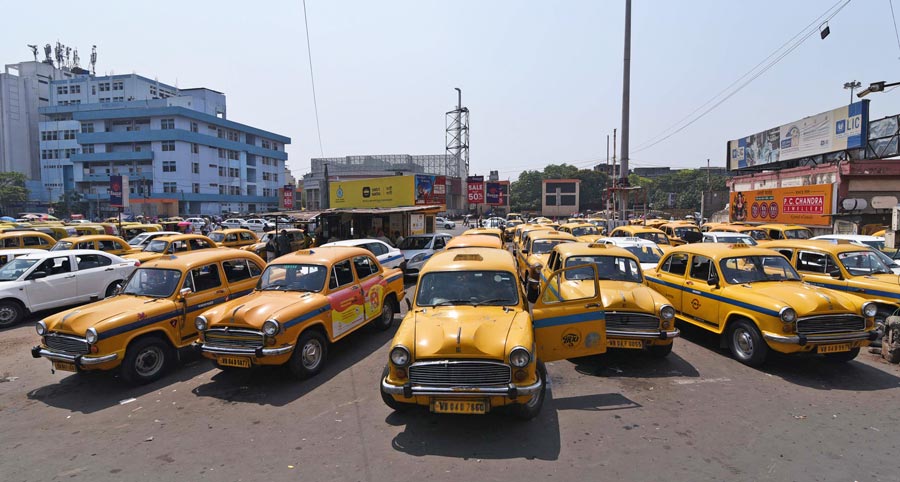 With temperature breaching the 40-degree mark, yellow taxis at Sealdah find no takers  