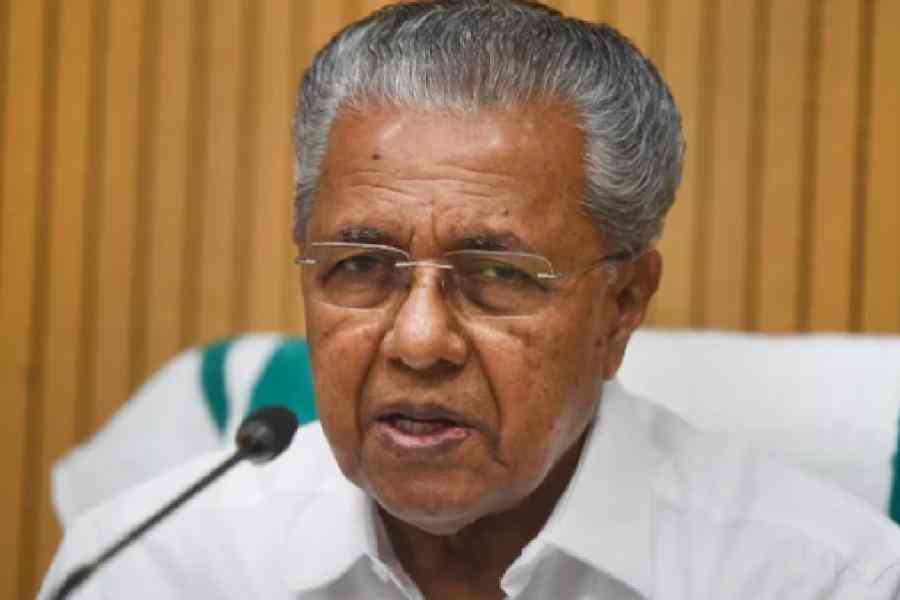  Kerala CM says mainstream media boycotting Left, lauds social media handles for defending party