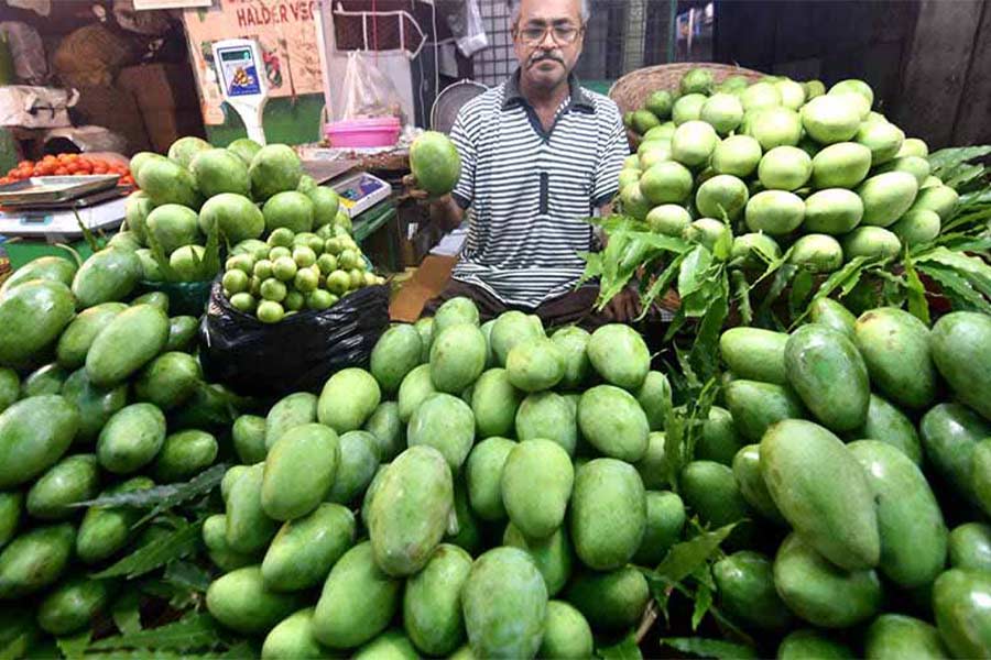 Raw mangoes at Lake Market 