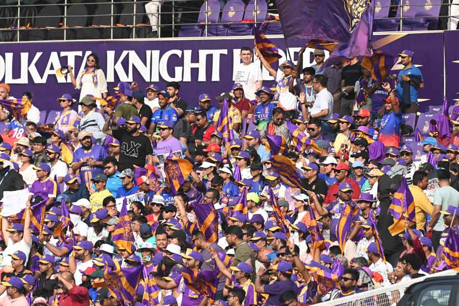 Fans braved the heat to paint the stands purple even as the mercury soared to 40°C   