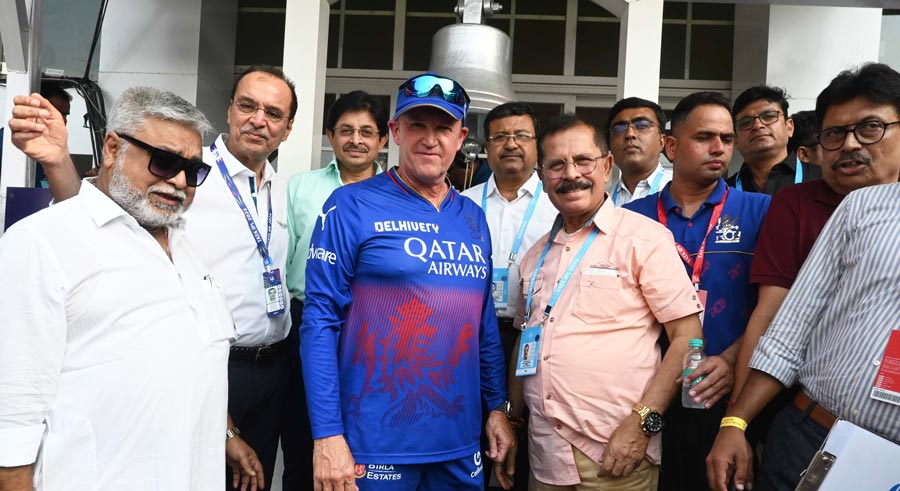 Andy Flower, former Zimbabwean cricketer and RCB coach, rang the customary bell at Eden to start the match in the presence of CAB president Snehasish Ganguly, vice-president Amalendu Biswas, honorary secretary Naresh Ojha, joint secretary Debabrata Das, tour fixture committee chairman Subhankar Ghosh Dastidar and a host of other CAB members  