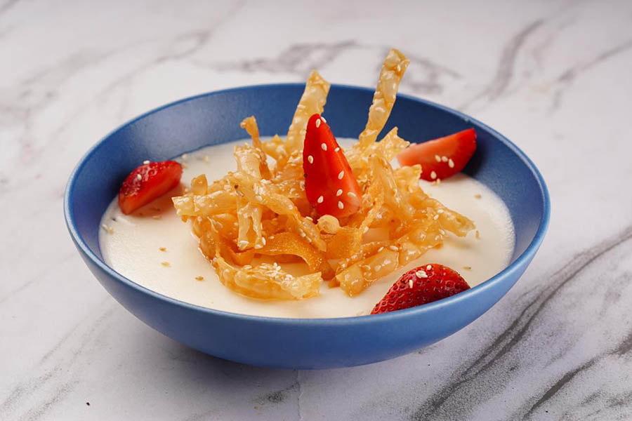 Chowman’s White Chocolate Mousse with Darsaan elevates the quintessential ‘crispy honey noodles’ — the name by which most Indian kids know ‘darsaan’ — with a light, whipped white chocolate mousse, topped with honey-tossed ‘darsaan’ and a sprinkle of white sesame seeds for an added crunch