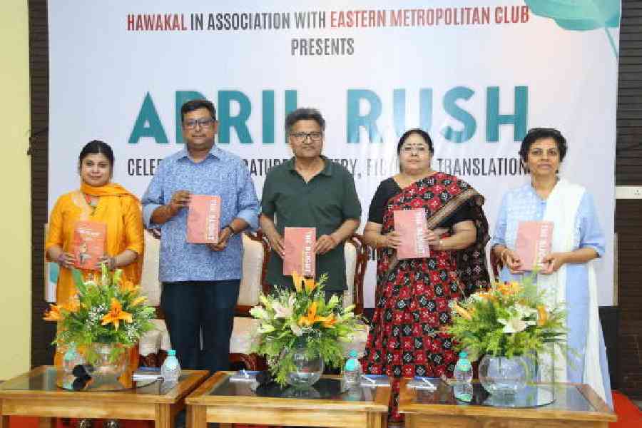 (L-R) Jagari Mukherjee, Bitan Chakraborty, Akshaya Kumar, Ajanta Paul and Malati Mukherjee at the launch of The Blight and Seven Short Stories