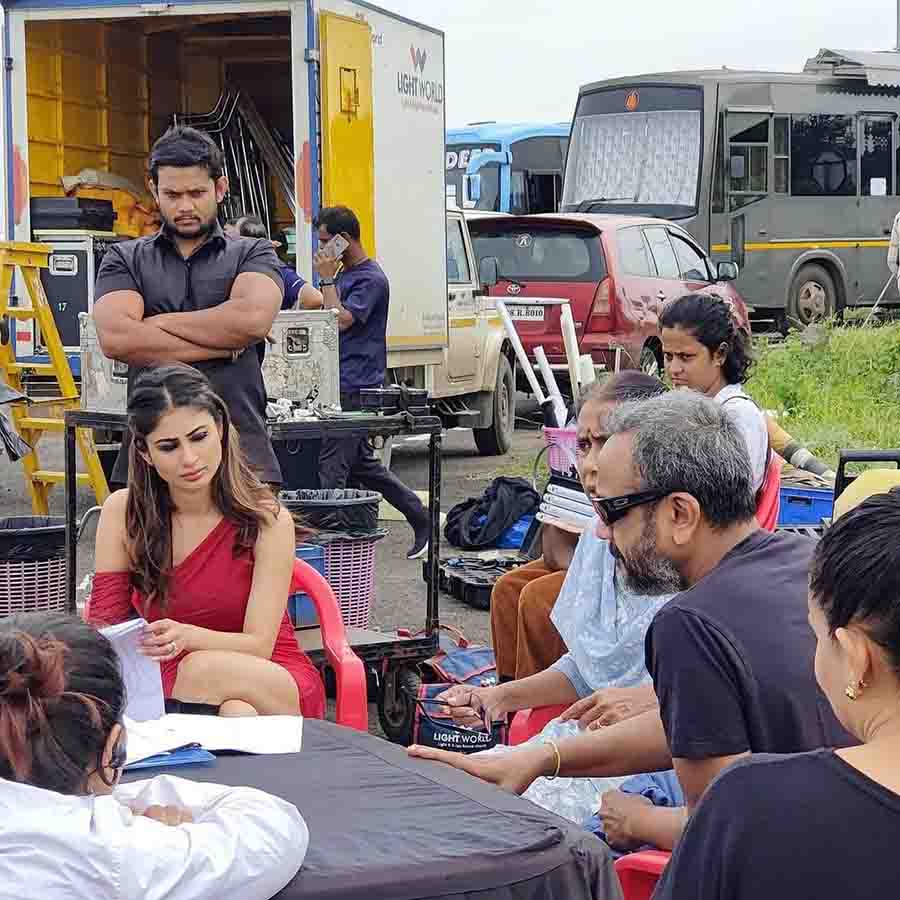 Mouni Roy | Mouni Roy drops fresh Love, Sex Aur Dhokha 2 BTS featuring  director Dibakar Banerjee; see photos - Telegraph India