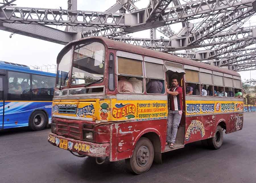 Though mini buses prove convenient for people to easily hop in and hop off the rest of the year, the heatwave this year has dealt a cruel blow to their occupancy rates too. A ride costs around Rs 15 to BBD Bag or Esplanade   