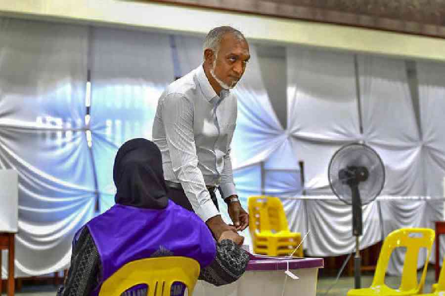 Maldives President Mohamed Muizzu casts his vote at a polling station in Male on Sunday