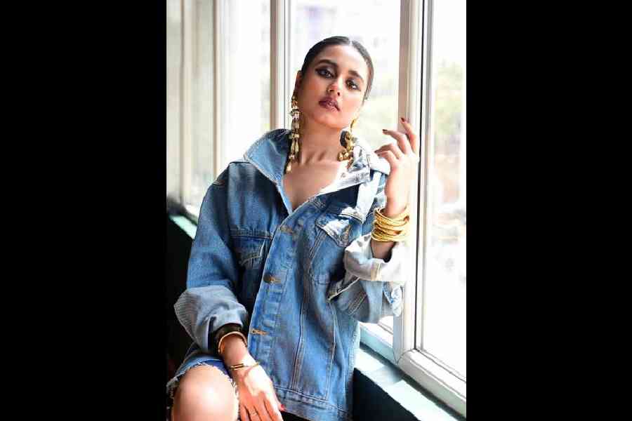 ‘Too hot to handle’! This denim-on-denim look saw Swastika get into an oversized denim jacket and a mini denim skirt. The chunky accessories and the block eye make-up were a hit pair, lending edge. Jewellery: Nura by Tripti Singh