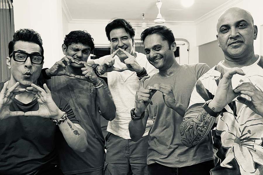 The OG boys from A Band of Boys (L-R) Sudhanshu Pandey, Siddharth Haldipur, Karan Oberoi, Chintuu Bhosle, and Sherrin Varghese took the internet by storm with a reunion jamming session