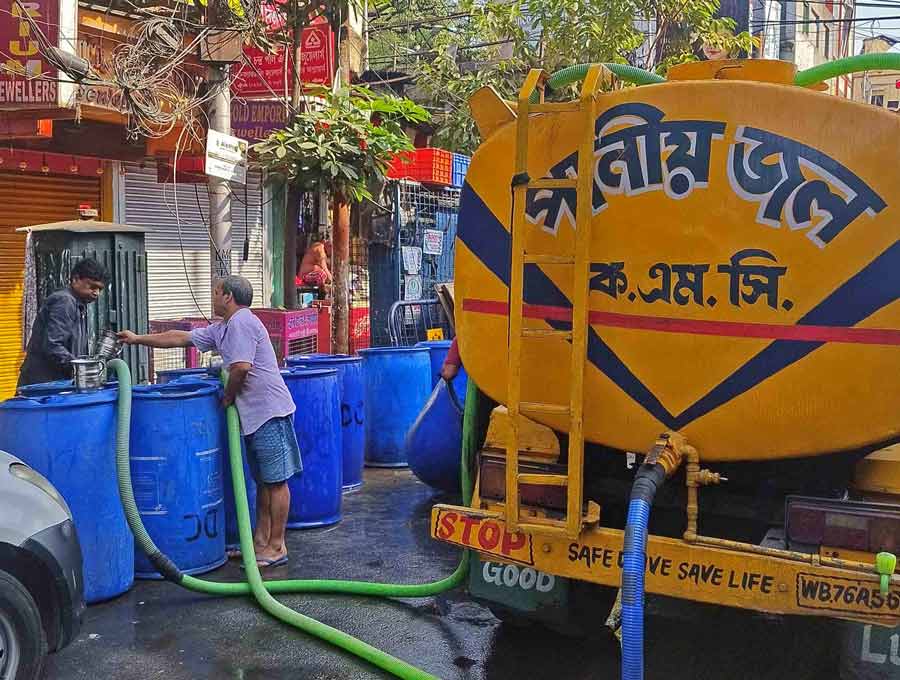 The demand for KMC water tankers has gone up with the rise in temperature. In pictures, a KMC water tanker refills up drums at Sashi Bhusan Dey Street (Bowbazar Bank of India crossing). The maximum temperature on Tuesday was 39.1°C  