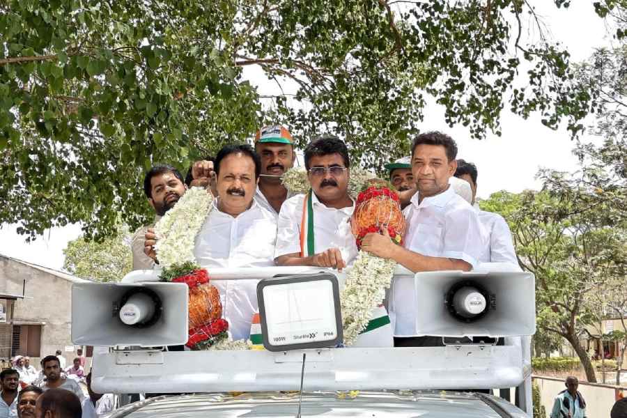Venkataramane Gowda (centre) seen with state minister N Chaluvarayaswamy campaign in Nagamangala taluk in Mandya Lok Sabha constituency.