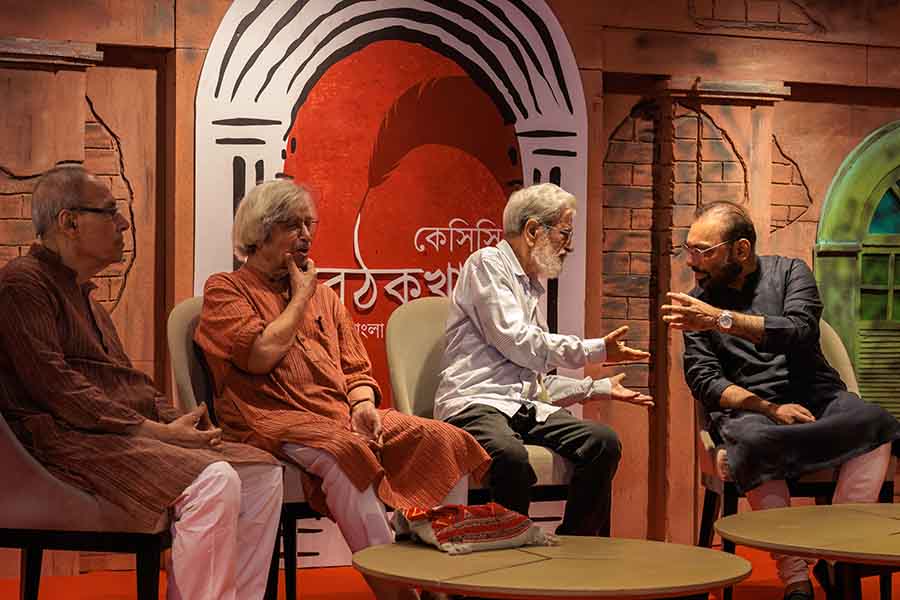 The first day of the event culminated in an engaging discussion among Shirshendu Mukhodpadhyay, Jogen Chowdhury and Bibhas Chakraborty. Media personality, author and musician Anindya Chatterjee moderated the talk, ‘Middle Class and Bengali Culture’