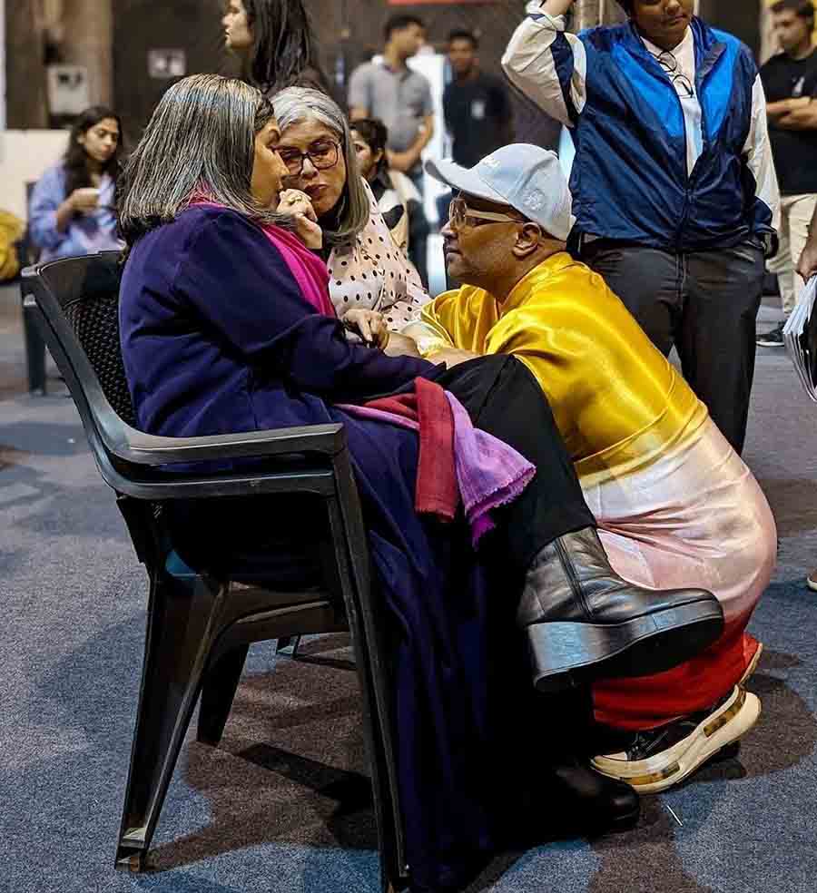 Ansari, known for his films like Sisak (2017), Sheer Qorma (2021) and Siberia (2015), was engrossed in conversation with the leading ladies of Bun Tikki — Zeenat and Shabana — in between shots. The filmmaker shared a heartfelt note about the “unbridled joy” of directing Shabana and Zeenat together in his film alongside the pictures.