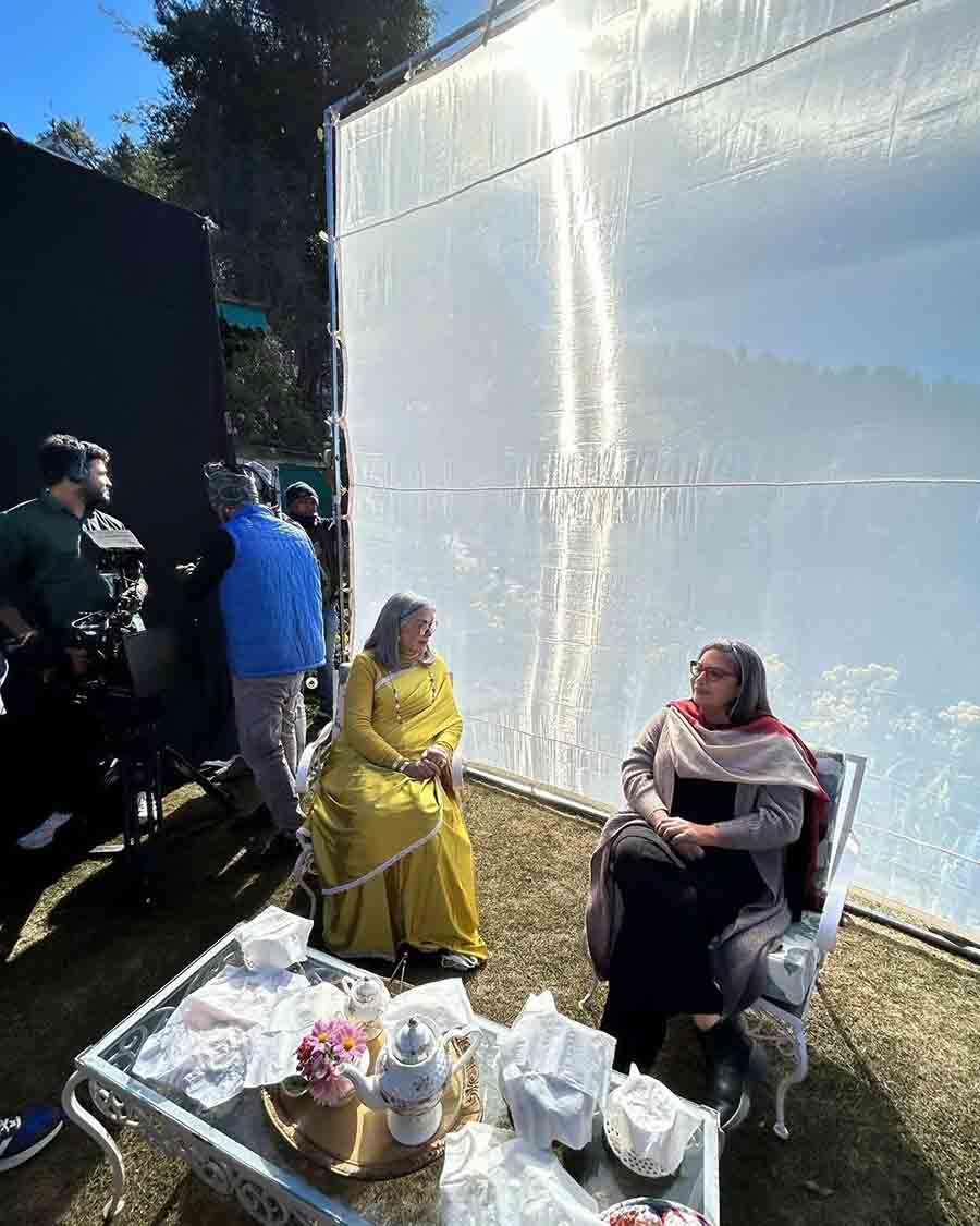 Zeenat went for a yellow sari, while Shabana kept it casual in a black co-ord set paired with a grey rib-knit sweater and a tie-dyed shawl during an outdoor shoot.