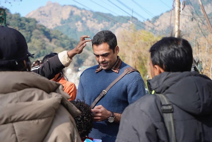 Abhay Deol sported a blue sweater over a brown chequered shirt for a shot on the sets of Bun Tikki. The actor was last seen in Prashant Nair’s web series Trial by Fire alongside Ashish Vidyarthi, Anupam Kher and Rajshri Deshpande. He also starred in the 2022 sports drama Jungle Cry opposite Emily Shah and Atul Kumar.