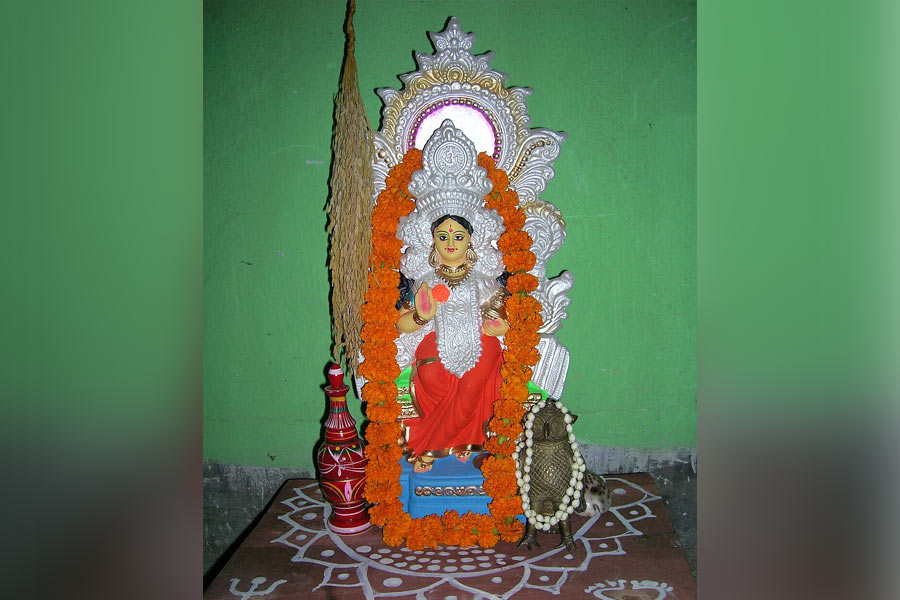 Sukhi Dukhir Kotha is Broto Kotha for Lakshmi Puja in the month of Poush