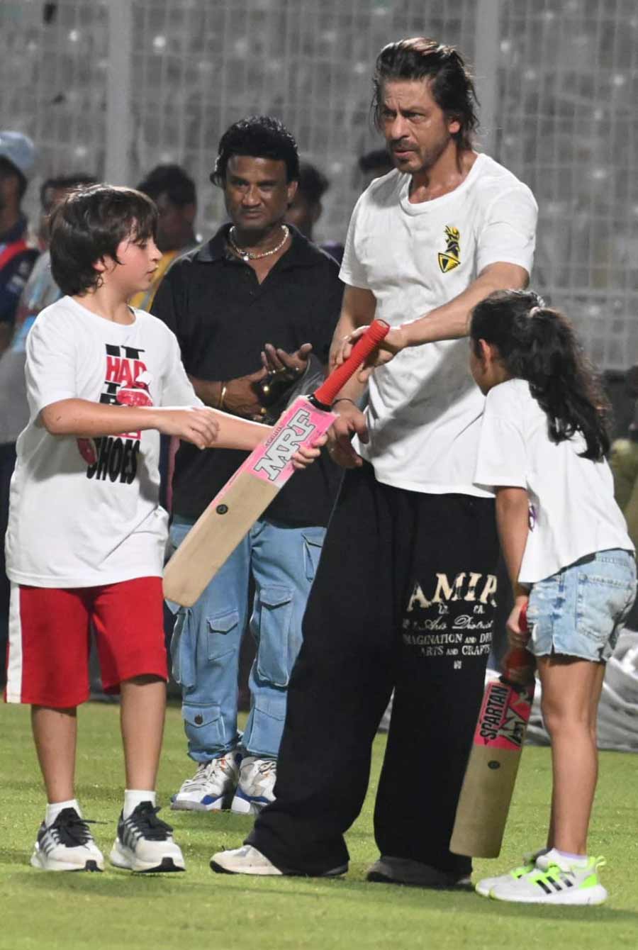 SRK spent at playful evening with the kids on Sunday in Kolkata, giving them a tip or two 