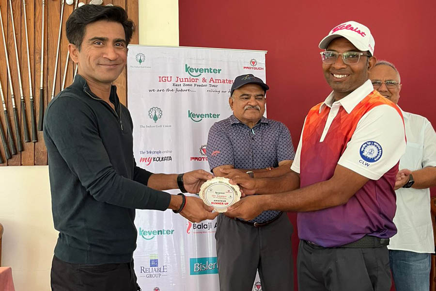 Sahil Kumar Singh (right) collects his trophy from Rohit Kirti 