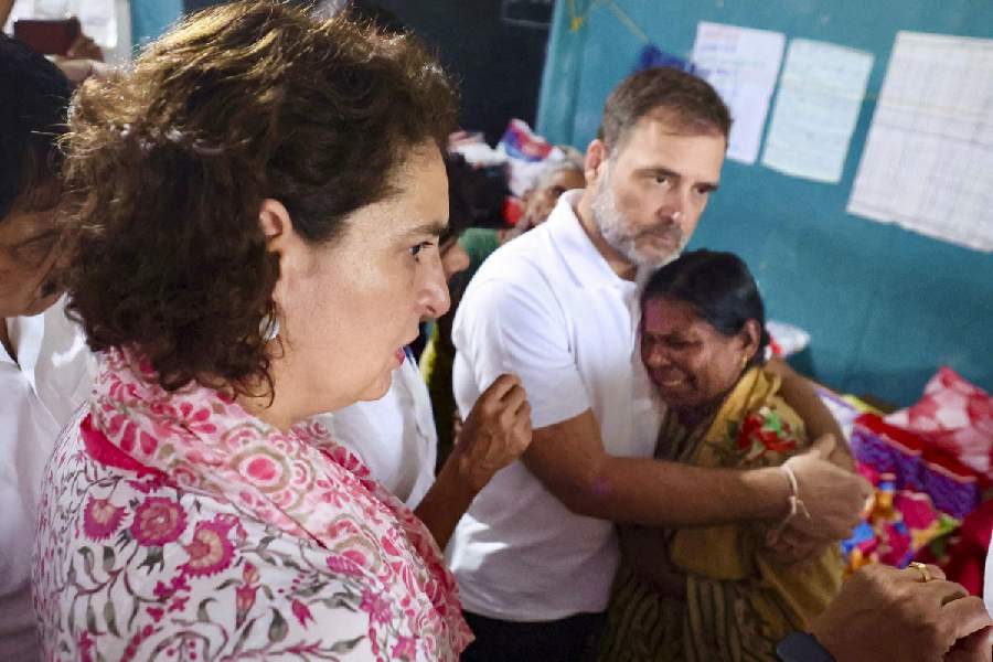 Wayanad landslides | 'Reminded of father's death': Former Wayanad MP Rahul Gandhi visits disaster sites, relief camps and hospital with Priyanka Gandhi - Telegraph India