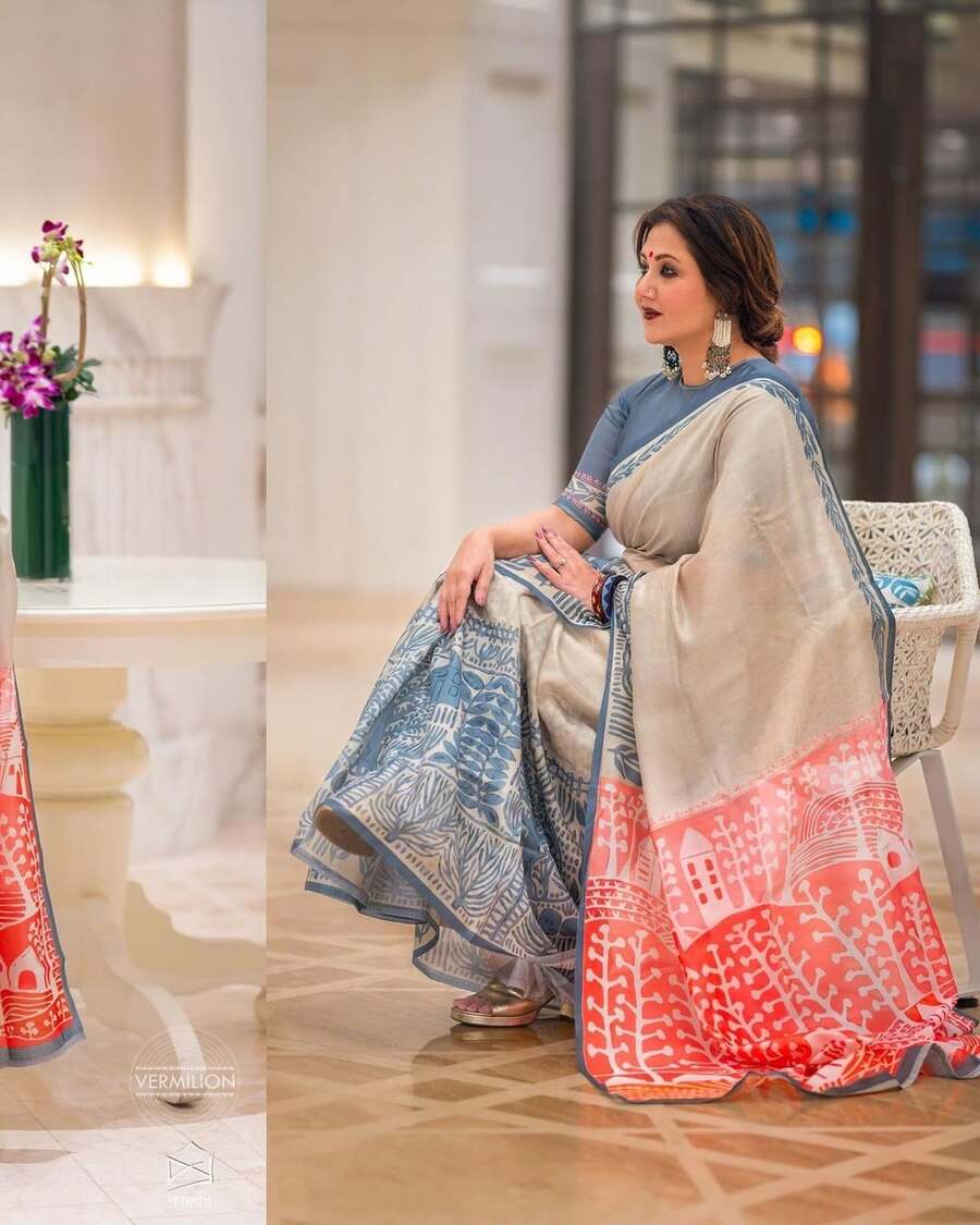 More maroon, please! Swastika Mukherjee can effortlessly rock any outfit and she can also flaunt a blackish maroon lipstick with equal grace. While choosing darker shades can be tricky, having one or two in your collection is essential, especially for ‘desi’, boho chic or Indo-western looks