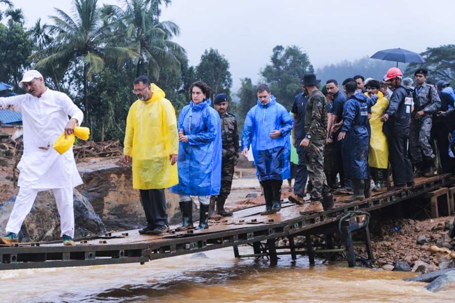 Wayanad | Major Seeta Shelke, sole female soldier in group that built bridge  in Wayanad, lauded by public - Telegraph India