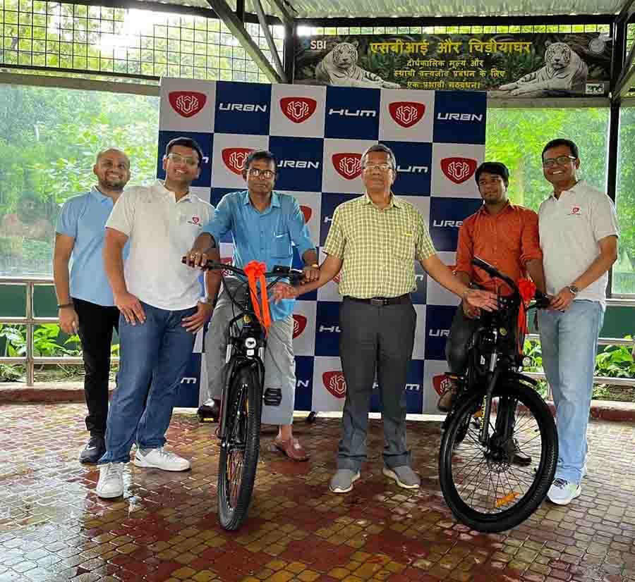 (From left) Arryan Choudhary, marketing strategist, Motovolt Mobility Pvt. Ltd., Subhankar Sengupta, chief conservator of forests & director of Zoological Garden, Alipore, and Anirban Chatterjee, head - business transformation, Motovolt Mobility Pvt. Ltd., with the zookeepers who received electric cycles for better mobility