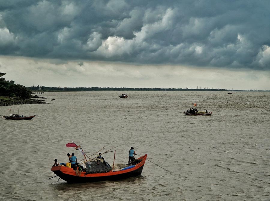 Fishermen boats sail in the Ganga at Diamond Harbour during rain on Sunday (August 4) afternoon. It has been a rainy week for Kolkata. Dum Dum recorded 100 mm rainfall since Friday while Salt Lake recorded 81.1 mm rainfall and the Alipore area 31.9 mm. IMD predicts the rainfall is likely to continue till August 6
