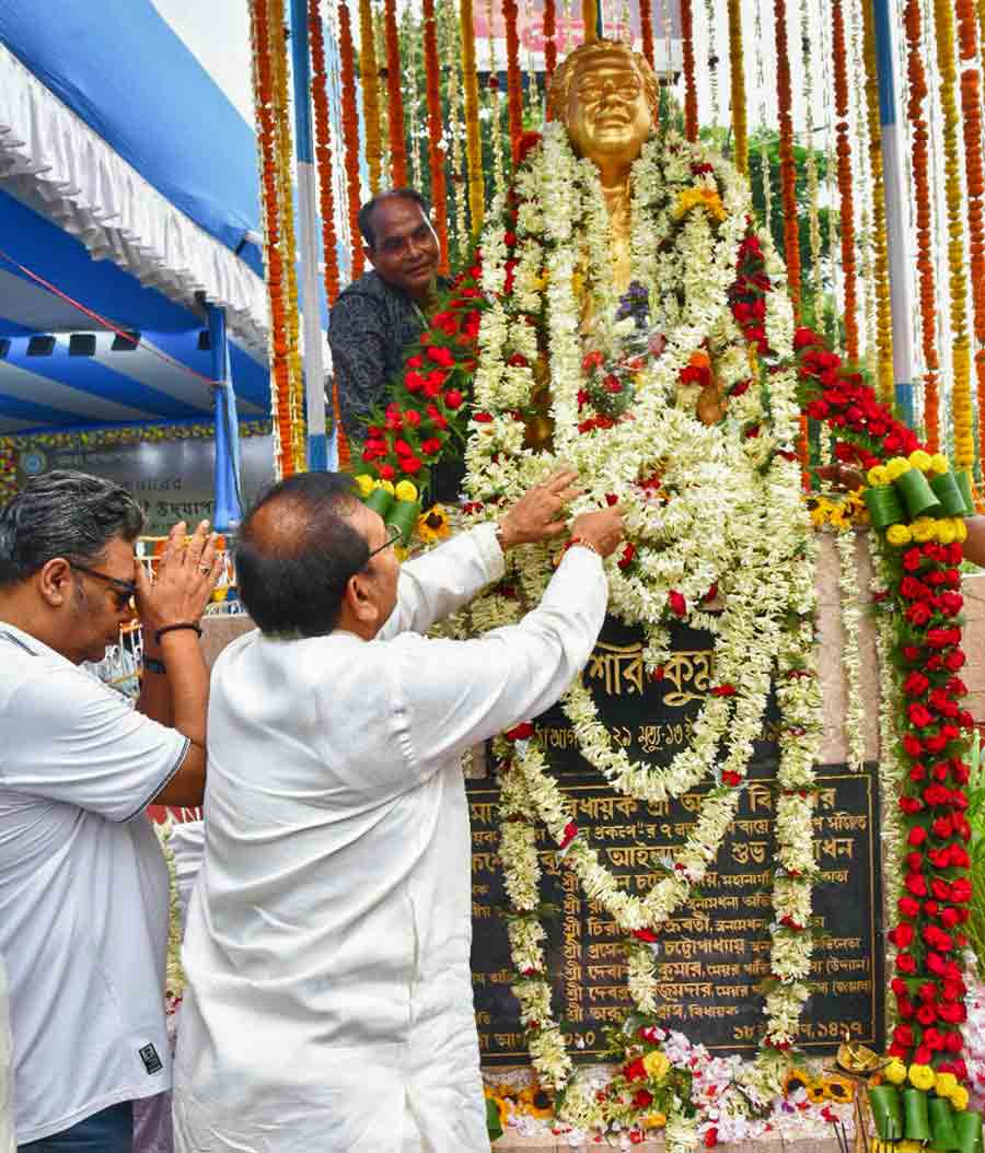 Ministers Aroop Biswas and Indranil Sen paid homage to singer and actor Kishore Kumar on his 94th birthday at Tollygunge on August 4  