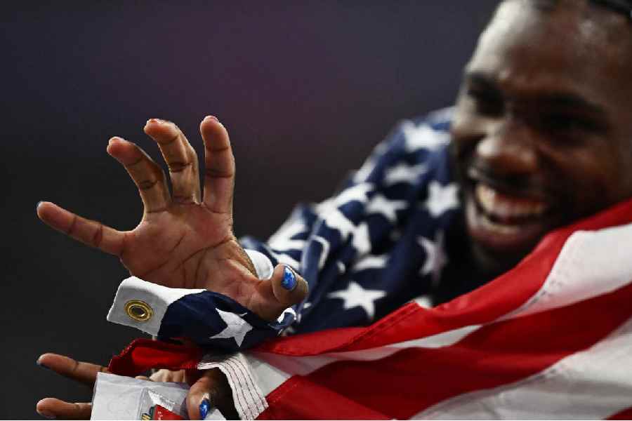 Noah Lyles celebrates after winning gold