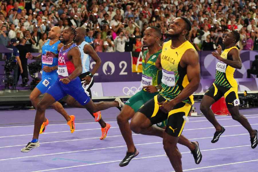 Noah Lyles reacts after crossing the finish line to win gold ahead of silver medallist Kishane Thompson of Jamaica