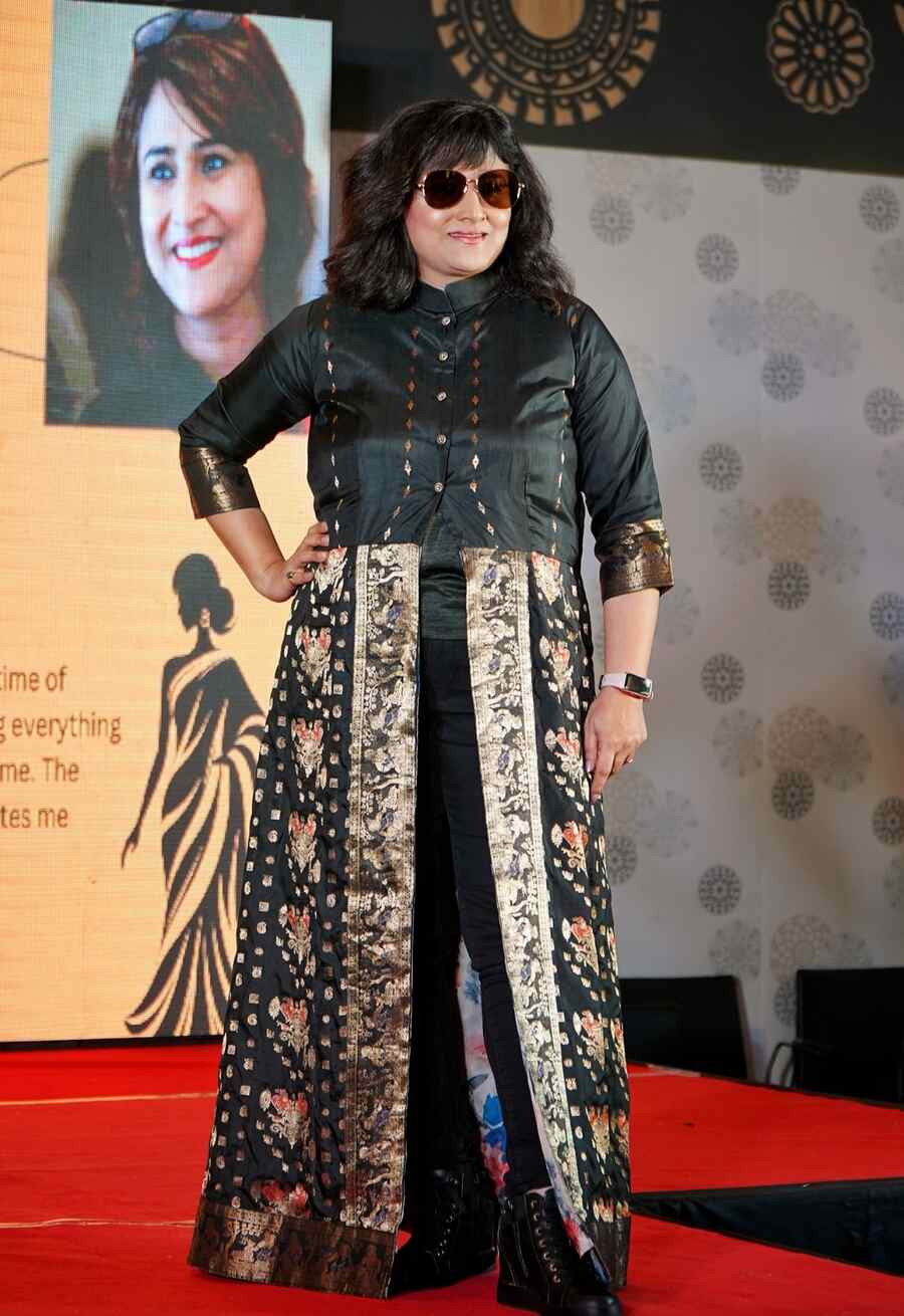 Reena Dewan, the former state president of the West Bengal Arts Leadership Council, dazzled in a black outfit, complete with an elegant long Baluchari jacket 